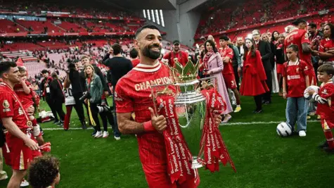 premier-league-trophy-celebration-iptv-uk.webp